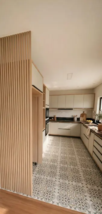 Cozinha integrada com ripado