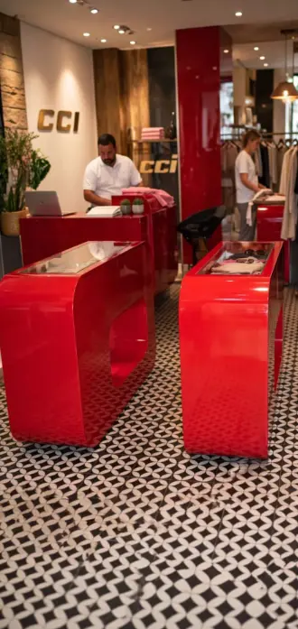Mobiliário comercial vermelho sob medida para loja Coca-Cola